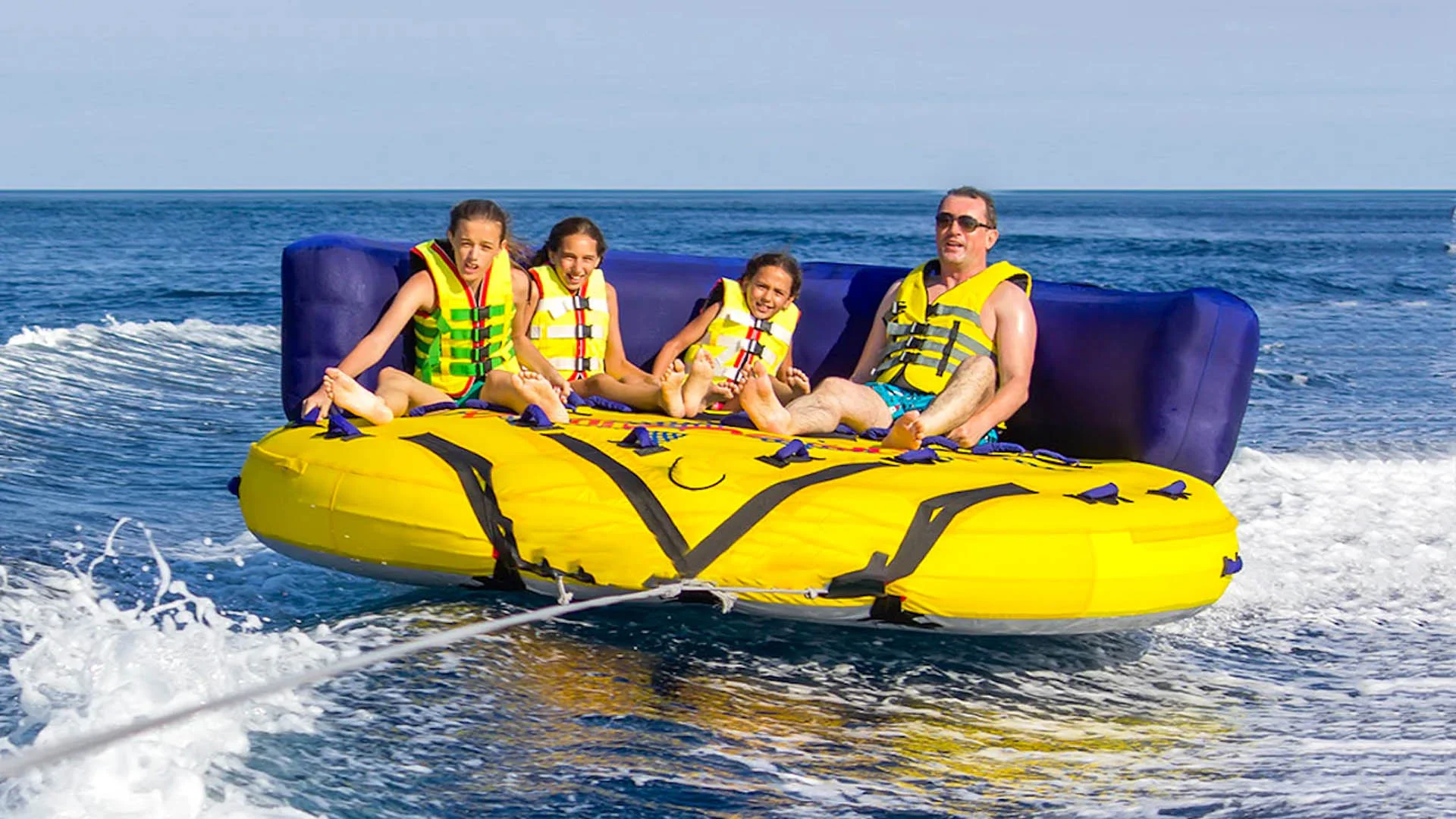 Inflatable spinning towable tube watersports